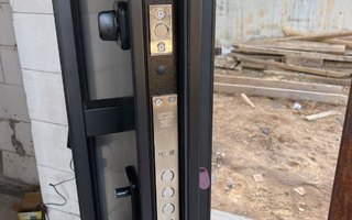 дверь металлическая с двумя замками для загородного дома