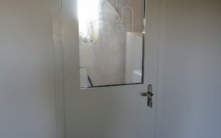 стальная дверь в бойлерную с порошковым окрасом и вентиляционной решеткой, модель модель ДКТ-27