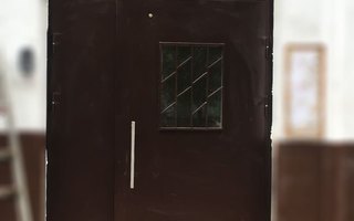 стальная дверь двухстворчатая в подъезд, модель ДПДЗ-38 со стеклом