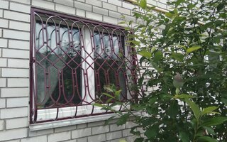 кованая решетка дутого типа для частного домика на даче