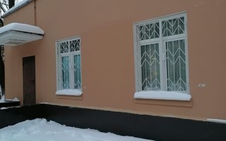 белая распашная решетка на двустворчатое окно