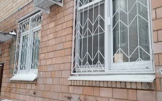 металлическая оконная решетка сварного типа с одной распашной створкой