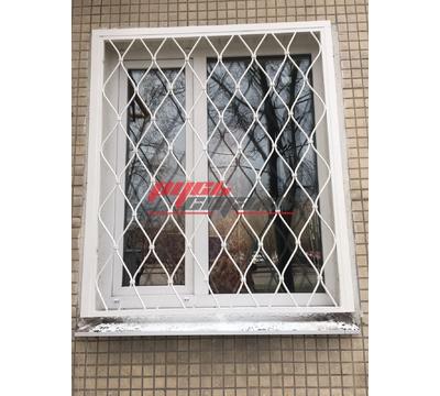 прямая оконная решетка белого цвета